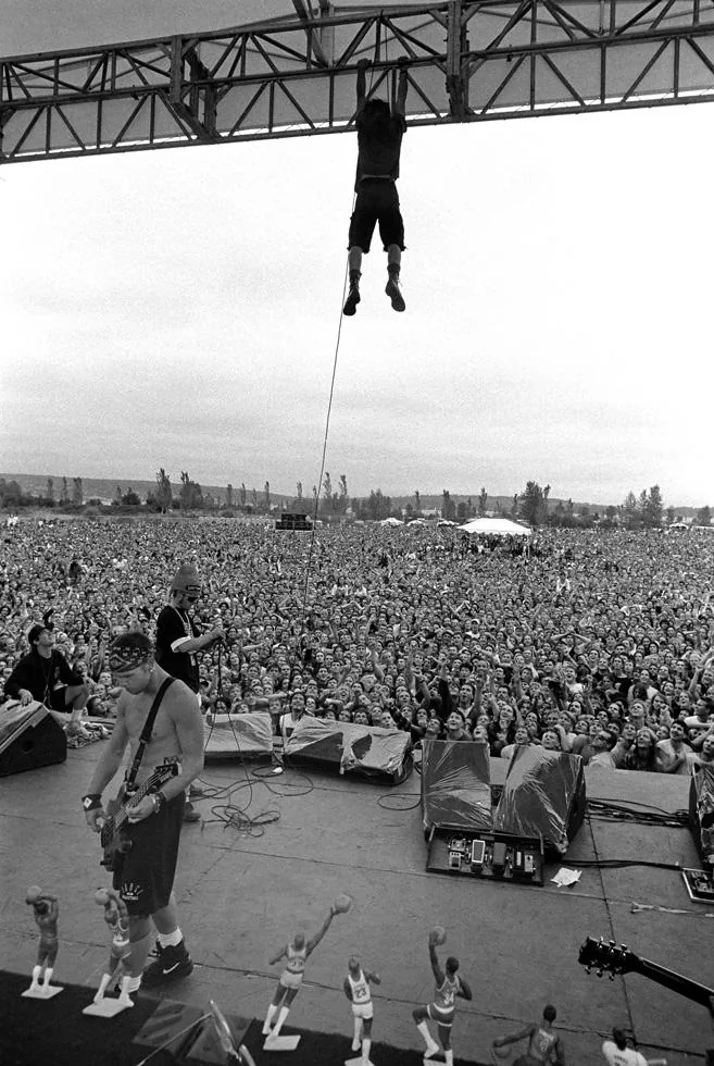 Eddie Vedder Stage Dive — Pearl Jam 1992