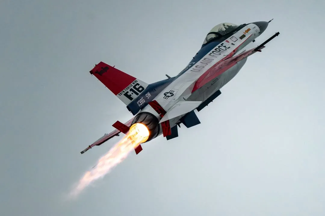 F-16 Fighting Falcon — Afterburner Climb